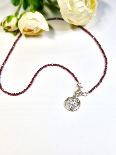 Naszyjnik - granaty, drobne kamienie, srebrna zawieszka, ciemna czerwień_artmotyw