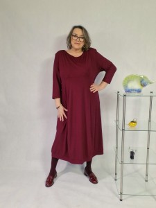 Sukienka z dzianiny  wiskozowej w kolorze burgund- Dominique 