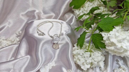 Naszyjnik - perły białe, małe , hodowane, zawieszka moneta, srebro_artmotyw