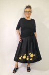 Czarna ręcznie malowana spódnica z żółtymi kwiatami - Lorena, rozm. L
