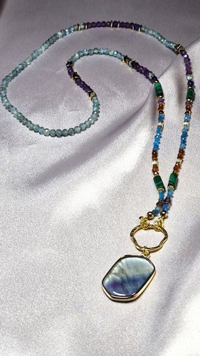 Długi kolorowy wisior, wisiorek z kamieni naturalnych, wisiorek z fluorytem, kwamaryn, ametyst, złote elementy_artmotyw