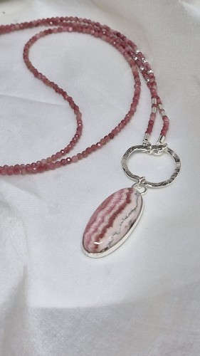 Wisior z różowych kamieni naturalnych - wisior z rodonitów - różowy naszyjnik - rodochrozyt zawieszka -artmotyw