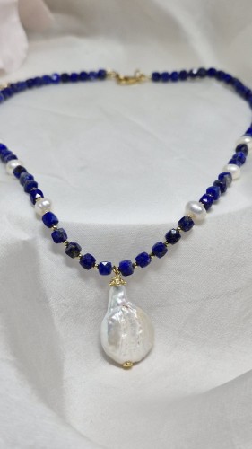 Naszyjnik kobaltowy z perłami hodowanymi - lapis lazuli w naszyjniku ze złotem - elegancki naszyjnik z perłą barokową - artmotyw