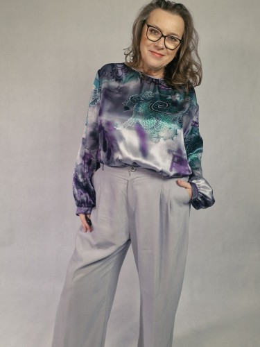 Jedwabna bluzka z motywem roślinnym - satynowa bluzka z jedwabiu, elegancka bluzka - fioletowa jedwabna bluzka - artmotyw