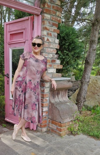 Rozkloszowana sukienka z wiskozy w różowy wzór kwiatowy - projekt Art Motyw