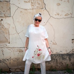 Ręcznie malowana biała tunika z bawełny z motywem kwiatowym - Marianna, rozm. L/XL 