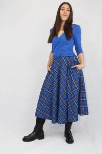 Rozkloszowana spódnica w niebieską szkocką kratę - Lisa